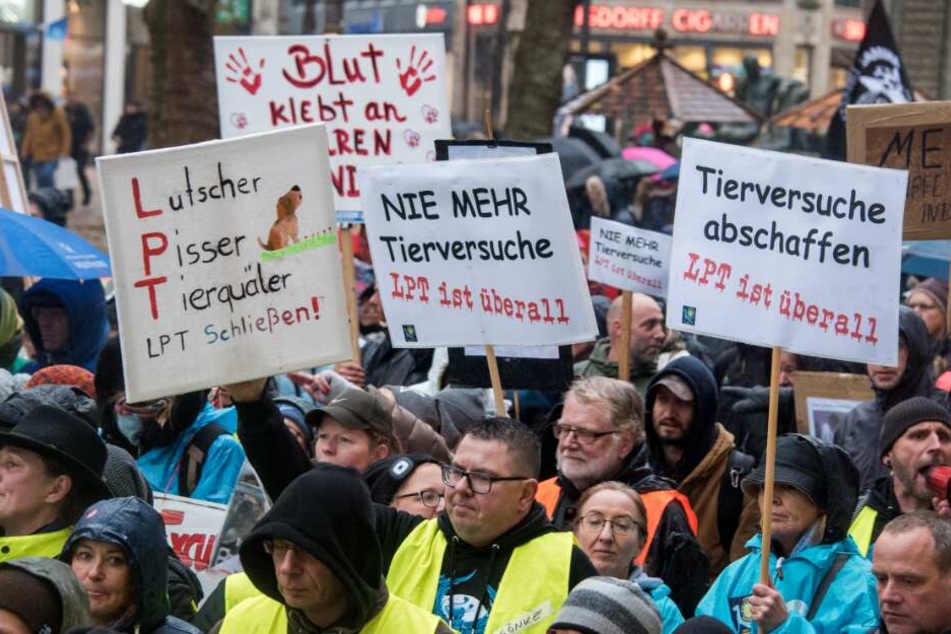 Mit Schildern und Transparenten demonstrieren die Teilnehmer in Hamburg gegen Tierversuche.