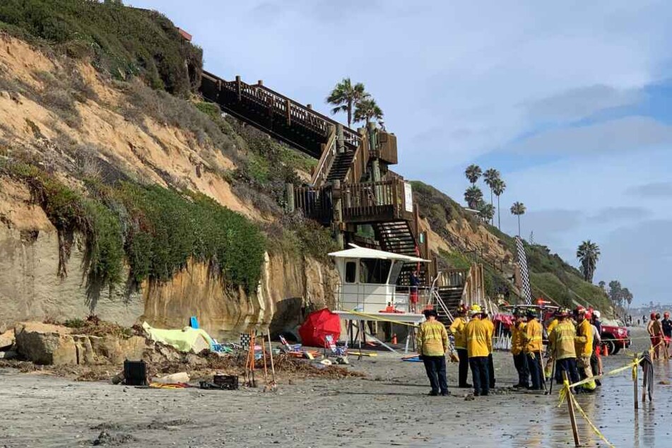 Helfer stehen an dem abgesperrten Bereich am Strand von Encinitas, wo drei Menschen ums Leben kamen.
