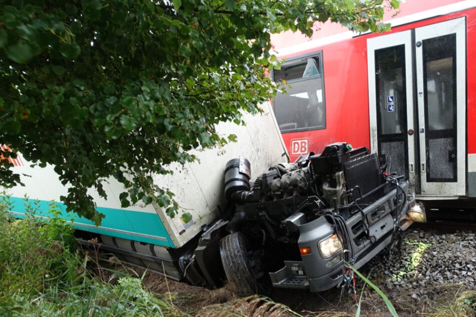Das Führerhaus wurde bei dem Crash in mehrere Teile gerissen.