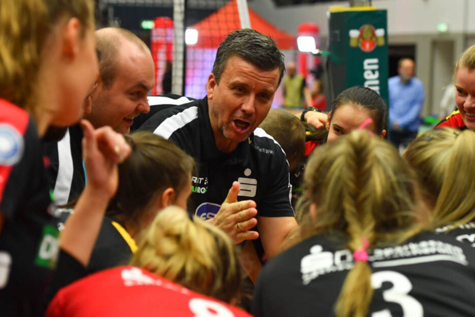Chefcoach Alex Waibl freute sich nach dem 3:1-Sieg gegen Suhl mit seinen Schützlingen über den Einzug ins Pokalfinale.