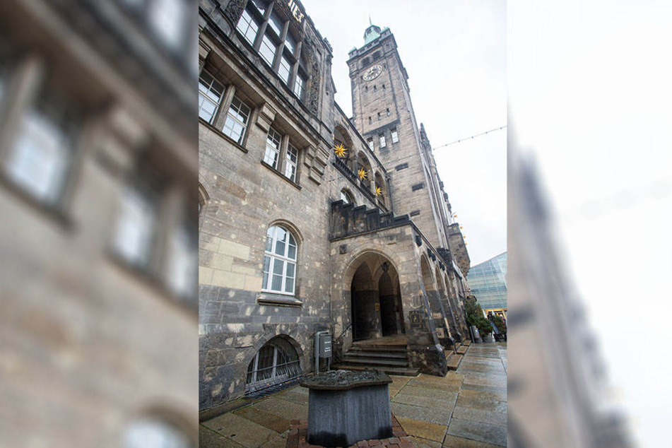 Das Chemnitzer Rathaus - eine Festung? Die Stadt rüstet auf, will das Foyer umbauen. Die Hintertür ist bereits verschlossen. So sollen Mitarbeiter von Verwaltung und den Fraktionen besser geschützt werden.