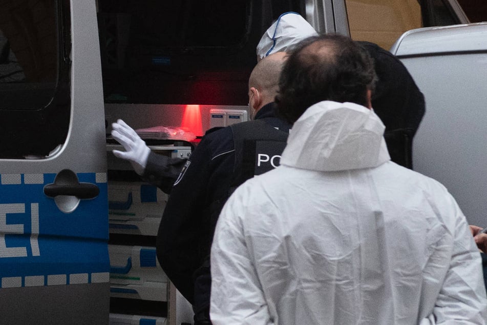 Kriminaltechniker haben am Tatort Spuren und Beweismittel gesichert. (Symbolfoto)