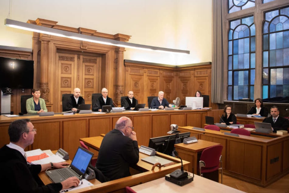 Der Gerichtssaal in Tübingen am Freitag. Die Angeklagten fehlen, sie wurden zu ihrer eigenen Sicherheit erst nach Beginn des Prozesses in den Saal gebracht.