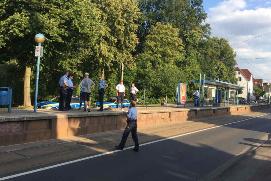 Die Polizei nahm die Angreifer mit.
