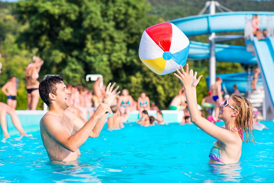 Im Sommerbad Waldenburg findet eine Poolparty statt.