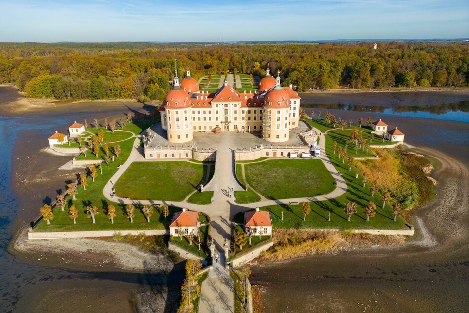 Einst das Jagdschloss von August dem Starken wurde das Schloss Moritzburg im Winter 1972/73 als Drehkulisse für den Märchenfilm genutzt.