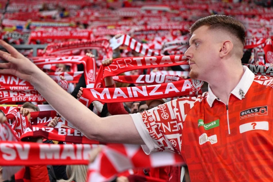Zu bekannt für die Kurve? Deutscher Darts-Star will in Ruhe Fußball schauen