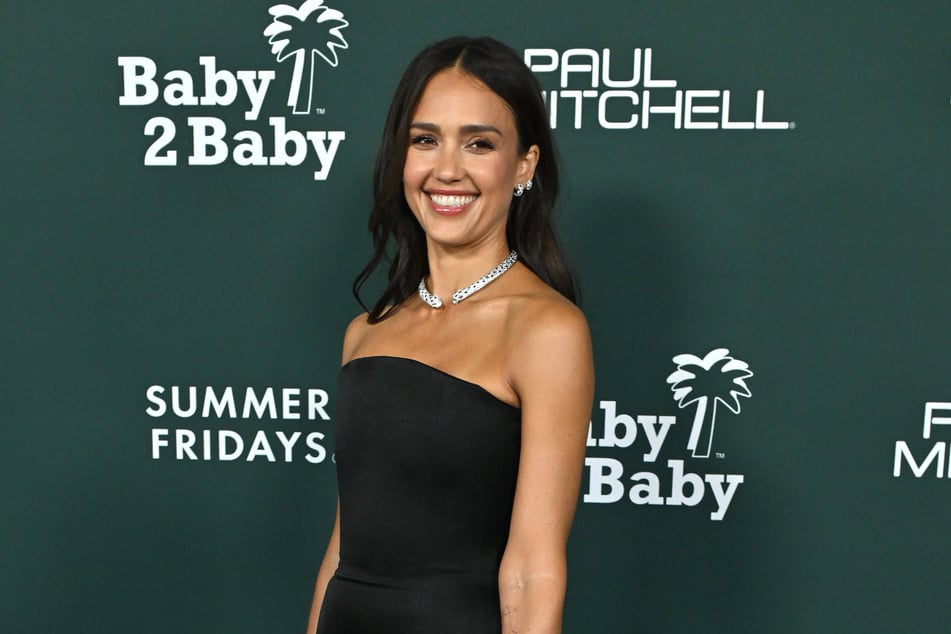 Jessica Alba (44) ganz happy: Das lag allerdings nicht nur an den 19,5 Millionen Euro, die bei der Gala gesammelt wurden ...
