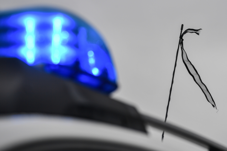 In Sachsen-Anhalt wurde für alle Polizeiautos Trauerflor angeordnet. Grund ist der Tod eines Bereitschaftspolizisten aus Hamburg. (Symbolbild)
