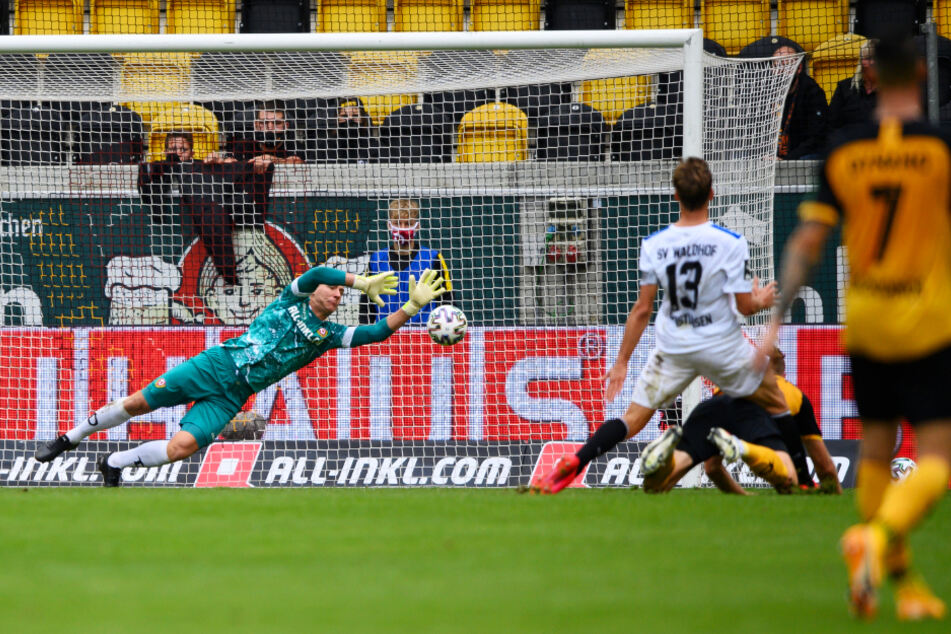 Dynamo-Keeper Kevin Broll (l.) kann diesen Schuss von Max Christiansen nicht mehr entscheidend ablenken. Deshalb ging Mannheim mit 1:0 in Führung.