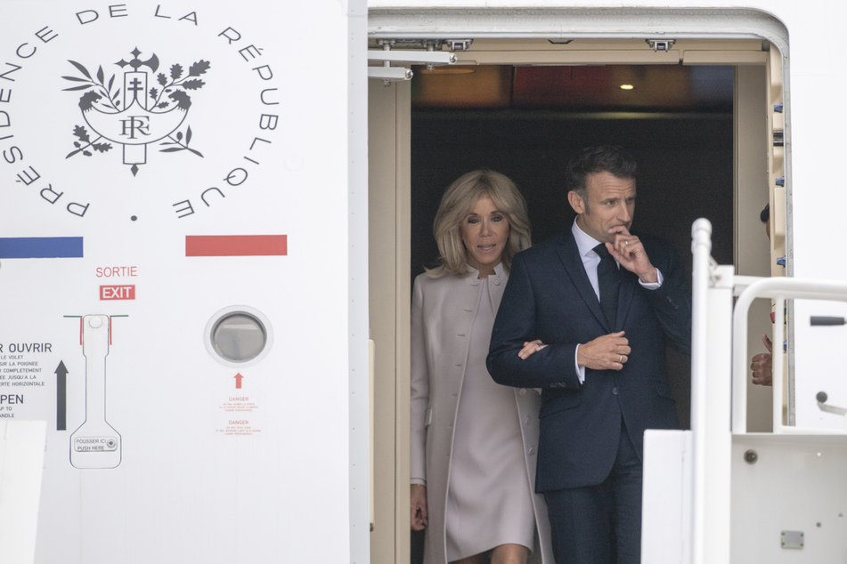 Macron und seine Frau Brigitte landeten am Sonntag auf dem militärischen Teil vom Flughafen BER.