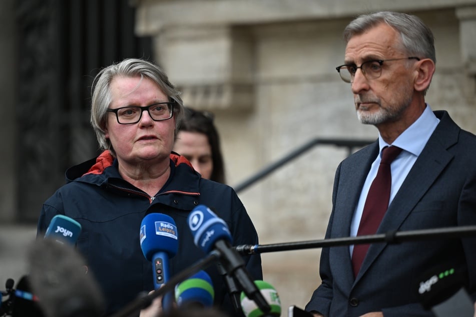 Sachsens Innenminister Armin Schuster (64, CDU, r.) mit Oberstaatsanwältin Claudia Laube (l.).