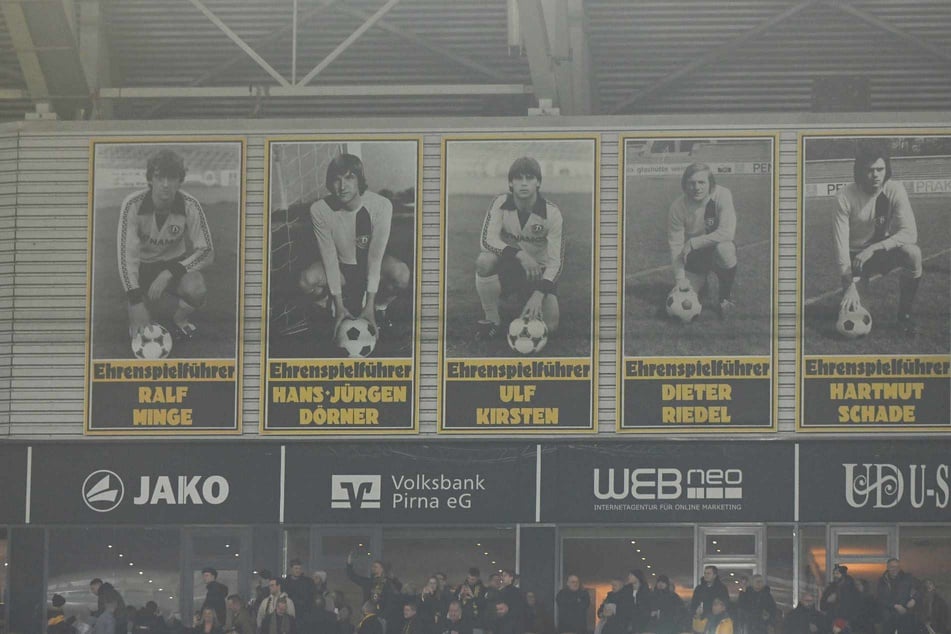 Da hängt er nun links neben Dixie Dörner: Ralf Minge hat sein Banner als Ehrenspielführer im Rudolf-Harbig-Stadion.