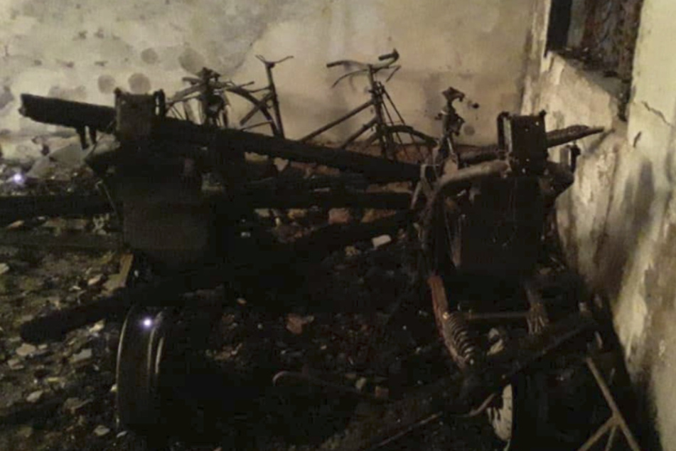 Anscheinend war ein Elektromoped schuld: Das Foto zeigt die verkohlten Überreste des Rollers.