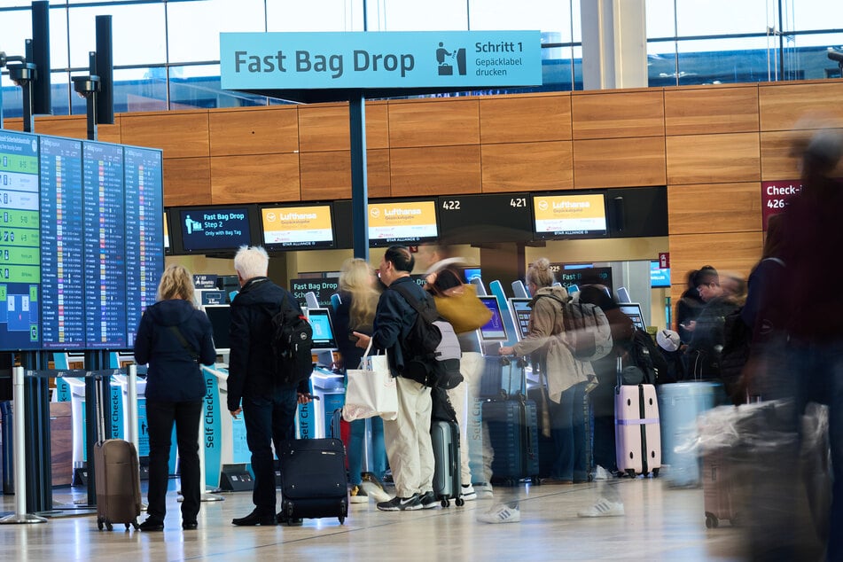 Unter anderem sind weiterhin die Check-in-Schalter betroffen.