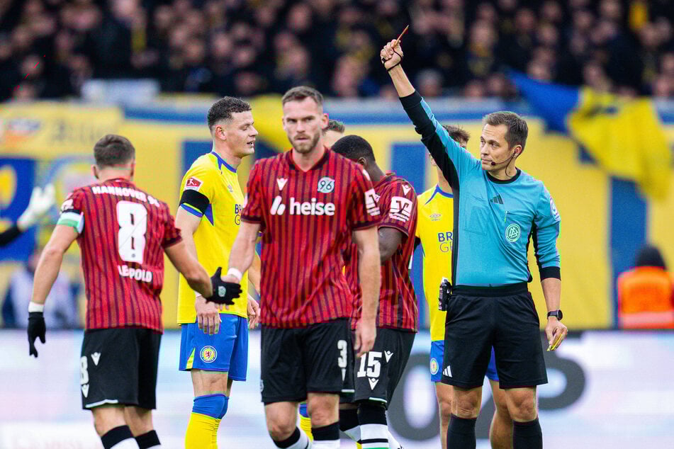 Erencan Yardimci (23, 2.v.l.) würgte Gegenspieler Boris Tomiak (27, M.) und flog nach dieser Tätlichkeit schon in der 20. Minute mit glatt Rot vom Platz.