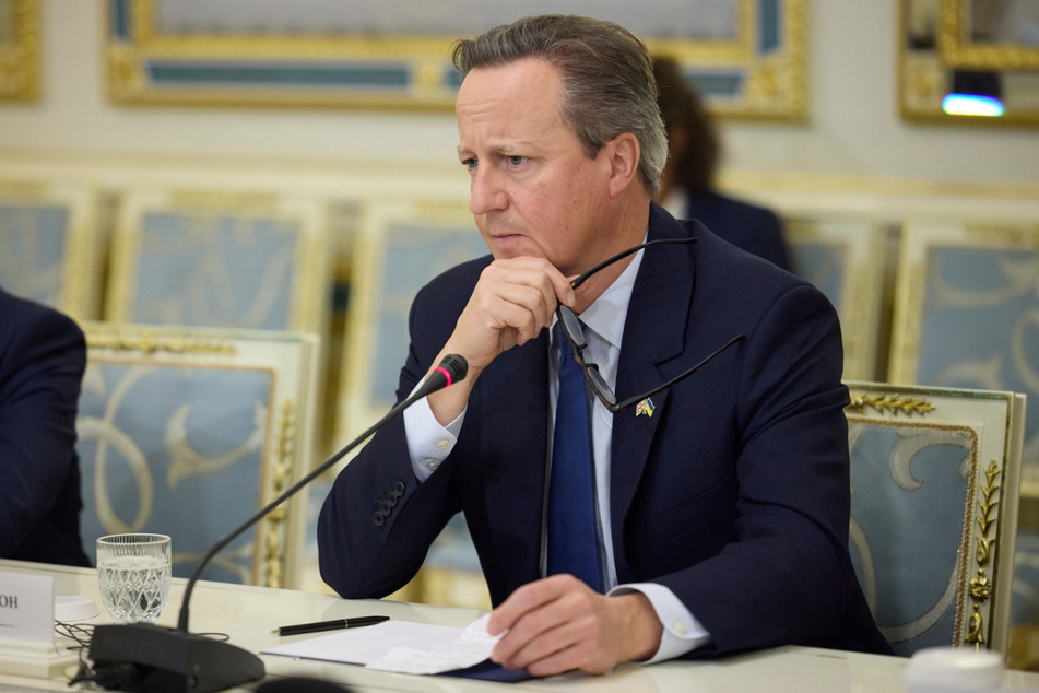 Auf diesem vom Pressebüro des ukrainischen Präsidenten zur Verfügung gestellten Foto gestikuliert Großbritanniens Außenminister David Cameron (57) während eines Treffens mit dem ukrainischen Präsidenten Selenskyj (45) in Kiew.