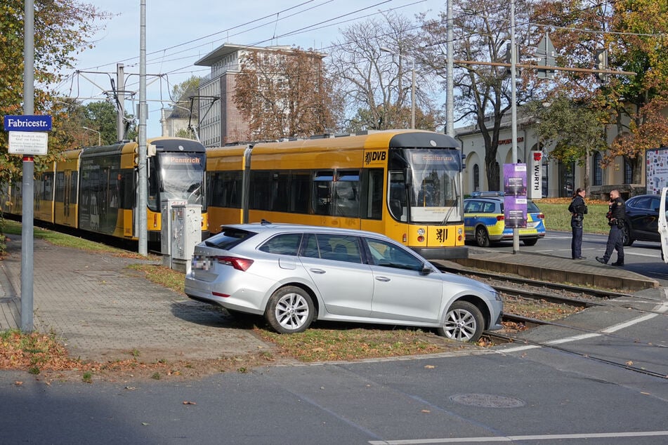 Verkehrsunfall in der Neustadt: Auf der Königsbrücker Straße/Ecke Fabricestraße sind ein Auto und eine Straßenbahn kollidiert.