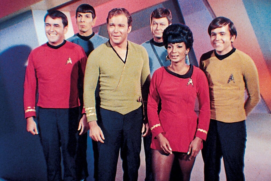 (L-R) Star Trek: The Original Series (1966-) actors James Doohan as Mr. Scott, Leonard Nimoy as Spock, William Shatner as Captain James T. Kirk, DeForest Kelley as Dr. Leonard McCoy, Nichelle Nichols as Lt. Uhura, and Walter Koenig as Ensign Pavel Chekov.