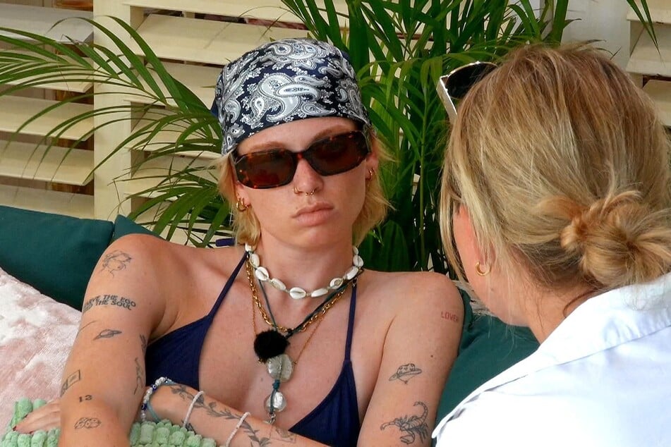 Fiona (24, l.) beichtet ihrer Freundin Kim (28) zunächst nur die halbe Wahrheit.