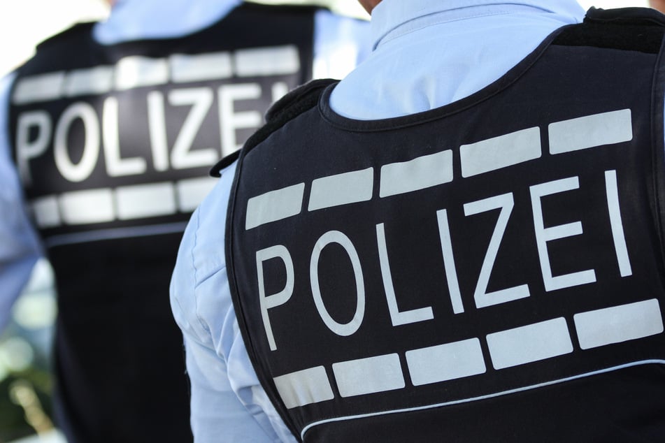Falsche Polizisten in Uniform erbeuteten am Donnerstag in Leipzig Bargeld. (Symbolbild)