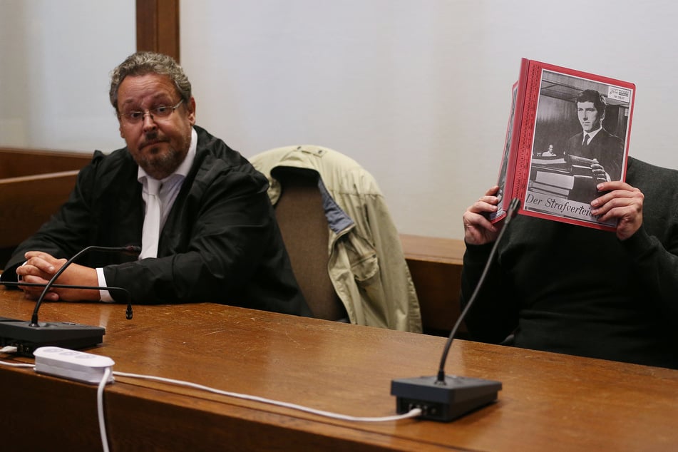 Der Angeklagte (rechts) am 17. August 2020 im Prozess wegen schweren sexuellen Missbrauchs von Kindern sitzt neben seinem Verteidiger.