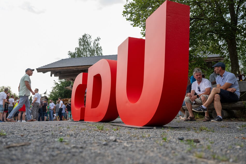 Sechs nicht mehr amtierende CDU-Mitglieder fordern den Einriss der Brandmauer.