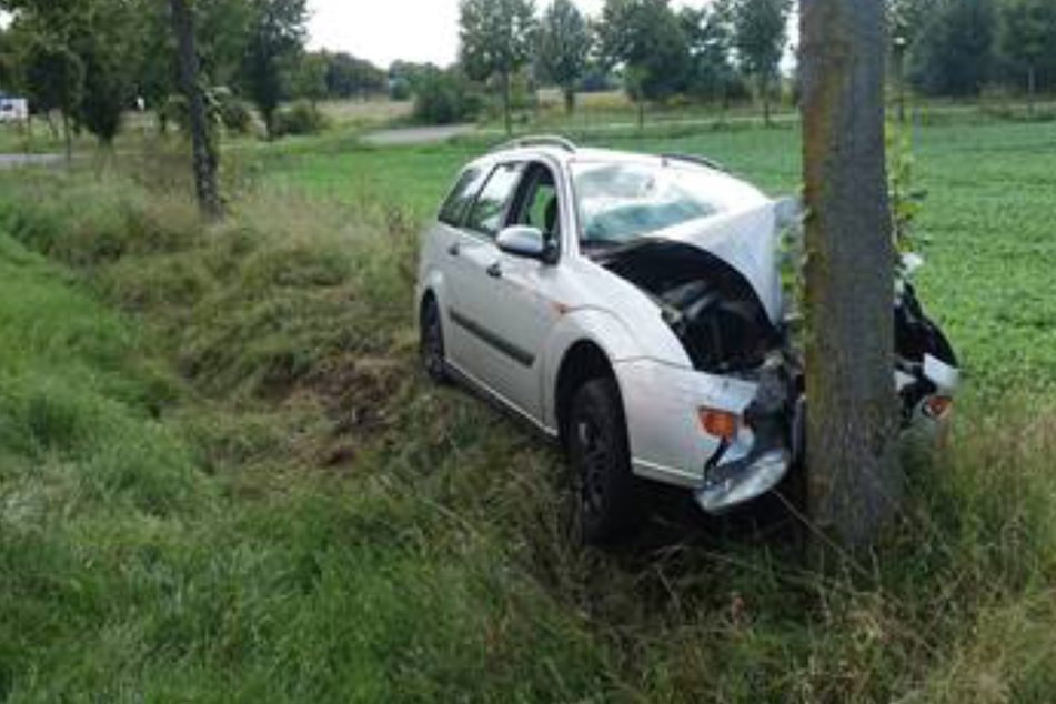 Ford kollidiert mit Baum: Zwei Personen verletzt!