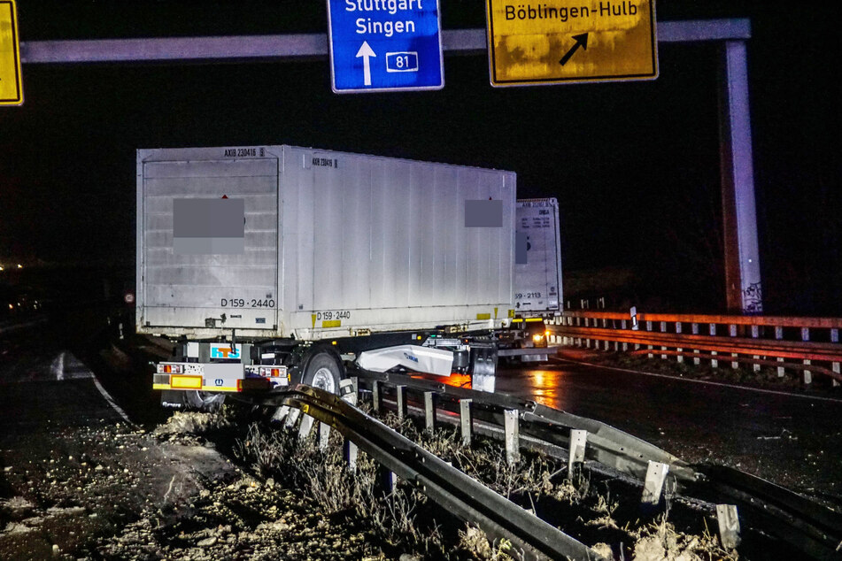 Dieser Anhänger durchbrach bei Böblingen die Leitplanke.