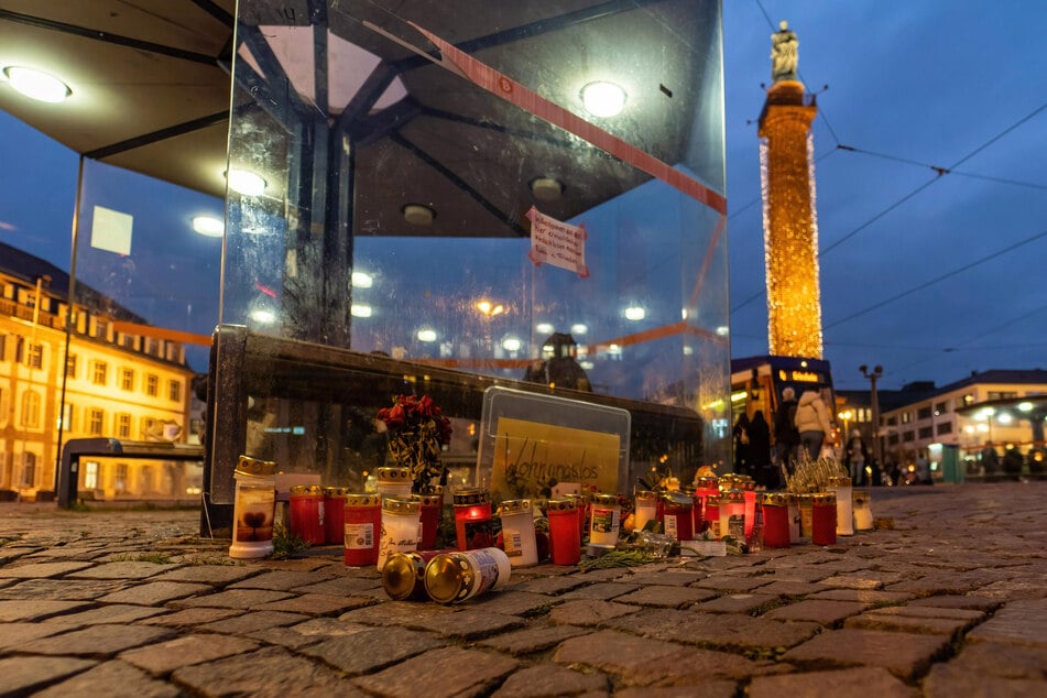 Nach der Tat erinnerten Kerzen und Blumen auf dem Luisenplatz an den getöteten Obdachlosen.