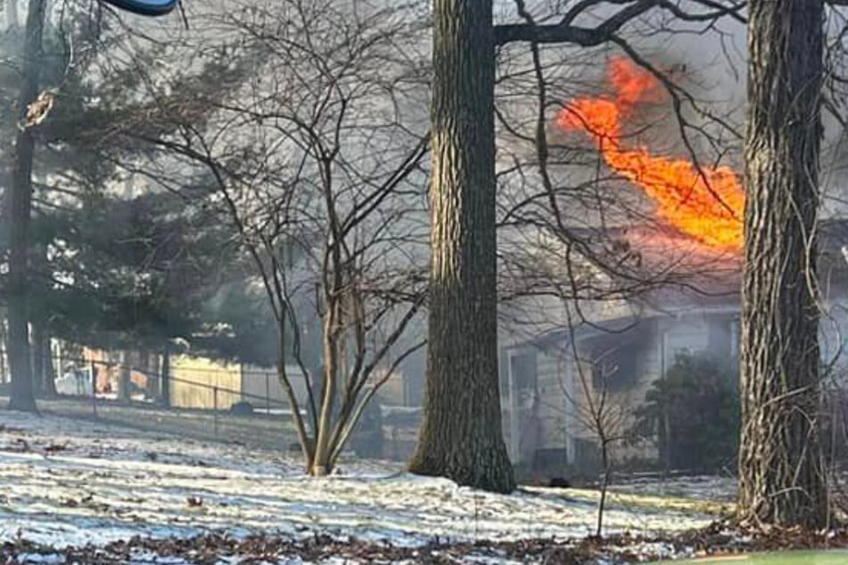 Als die Retter eintrafen, brannte das Haus lichterloh. Zuvor löste ein unachtsamer Rentner eine gewaltige Explosion aus.