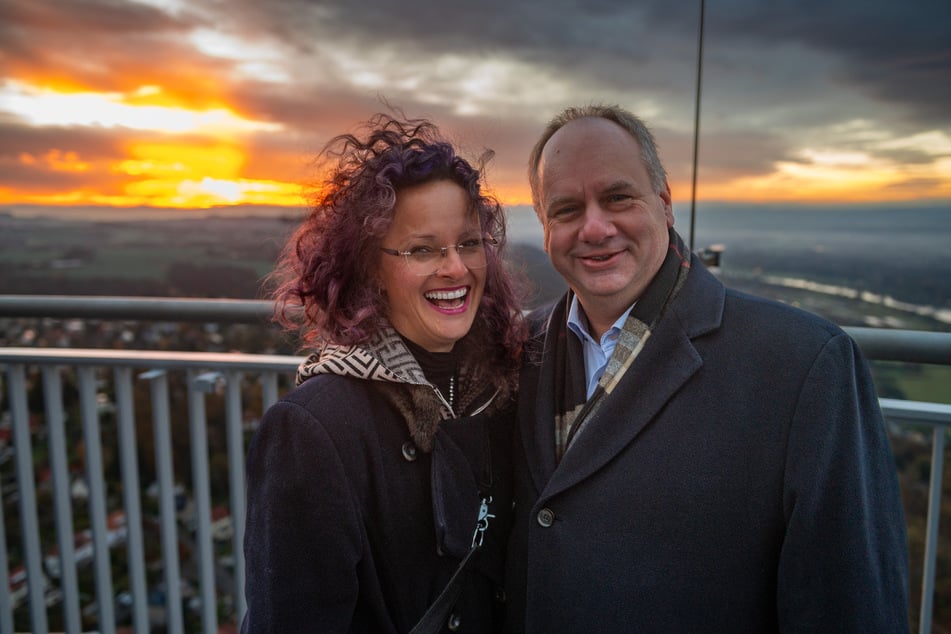 OB Dirk Hilbert (54, FDP) genoss den Sonnenaufgang mit seiner Partnerin Miriam Nötzold (46).