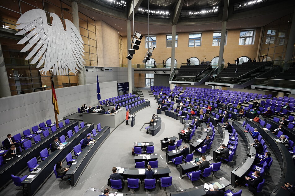 Anja Karliczek (CDU), Bundesministerin für Bildung und Forschung, spricht im Plenum im Bundestag.