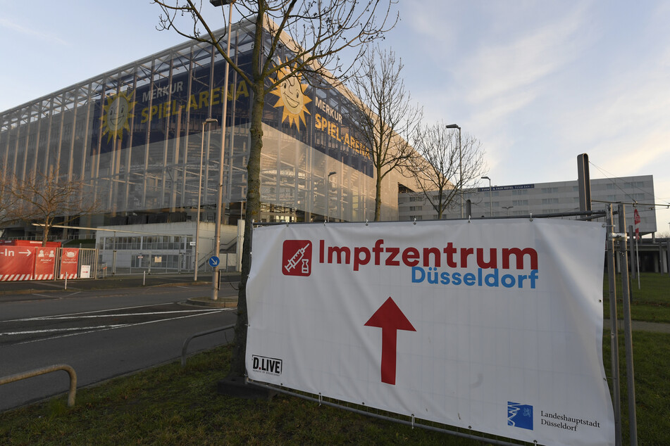 Düsseldorf: Ein Schild weist auf das Impfzentrum der Landeshauptstadt in der Merkur Spiel-Arena hin. Am 27. Dezember beginnen die Impfungen gegen das Coronavirus in Pflegeheimen.