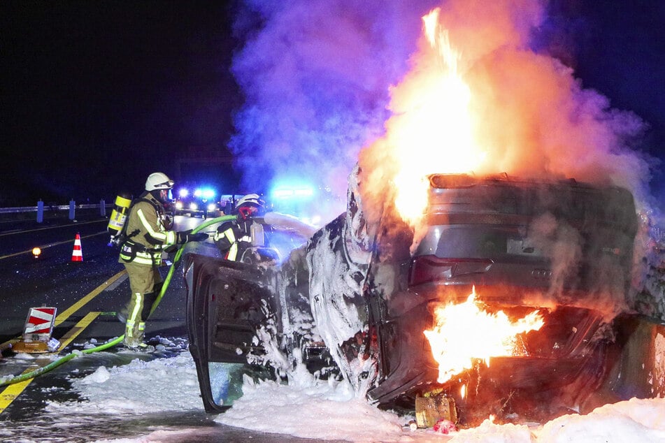 Das Auto hatte sich auf der Fahrbahn überschlagen und geriet danach in Brand.