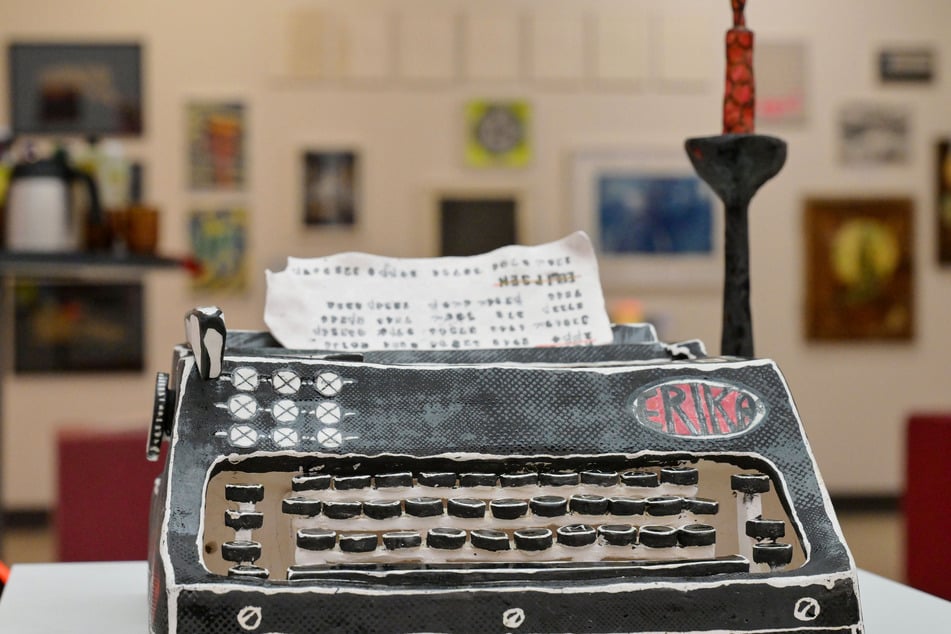 Für 1250 Euro ist die Keramik-Schreibmaschine samt Kerzenständer von Ute Naue-Müller zu haben. "Offenes Geheimnis" titelt das Kunstwerk.
