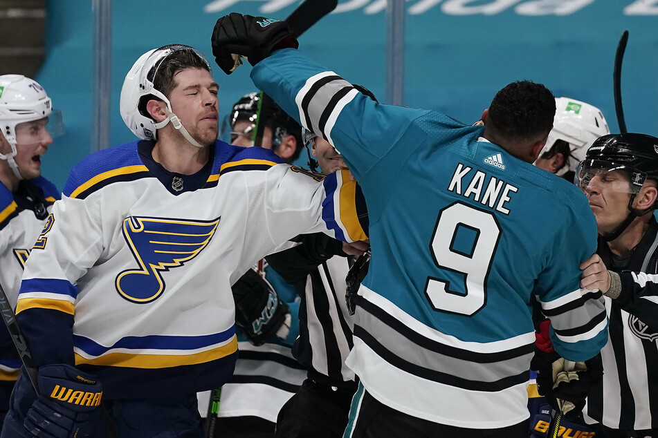 Der linke Flügel der St. Louis Blues, Zach Michael Sanford (l, 26), und der linke Flügel der San Jose Sharks, Evander Kane (r, 30) rangeln miteinander. Kane ist für 21 Spiele der nordamerikanischen Liga NHL gesperrt worden..