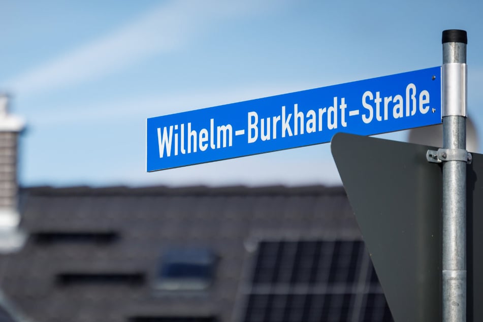 Die Wilhelm-Burkhardt-Straße im Markt Allersberg wurde nach einem früheren SA-Mitglied, paramilitärische Kampforganisation der NSDAP, benannt.