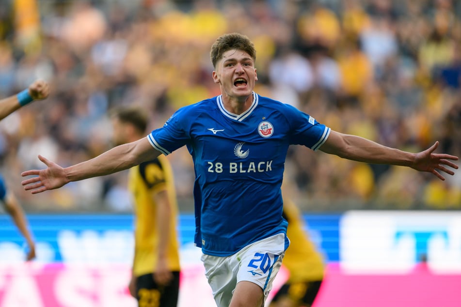 Ryan Naderi (22) ballerte sich im Hansa-Trikot in die Herzen der Fans. (Archivbild)