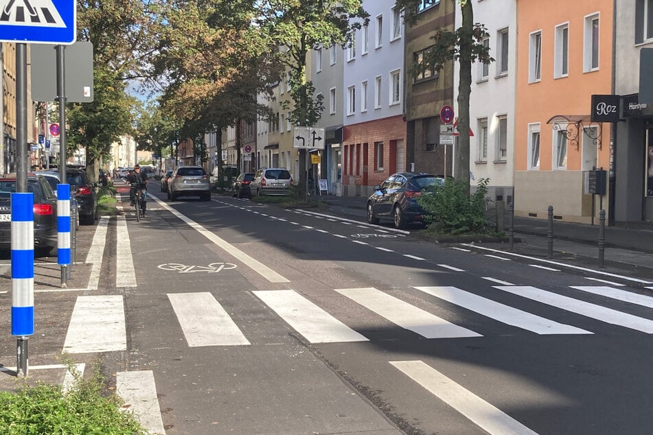 Radfahrerinnen und -fahrer auf der Kalk-Mülheimer Straße in der Kölner Innenstadt können ab sofort die neuen Radwege nutzen.