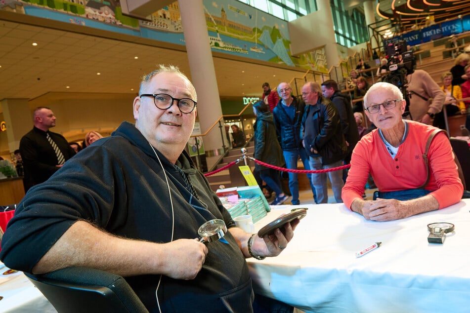 Walter "Waldi" Lehnertz (58, l.) begutachtet die Porzellanmedaille, die Volkmar Pätzold (73) mitgebracht hat.