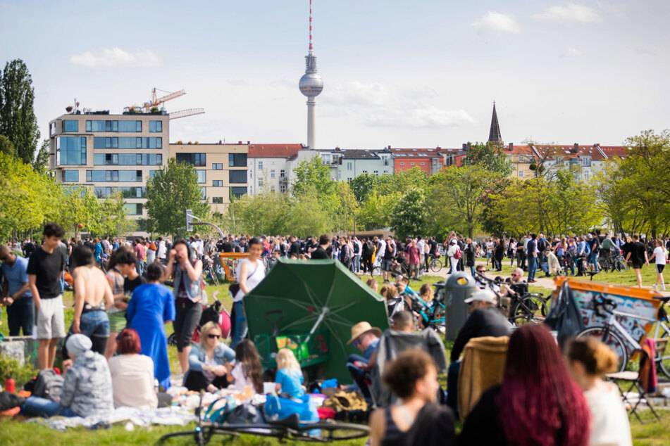 Zahlreiche Menschen genießen im Mauerpark das schöne Wetter.
