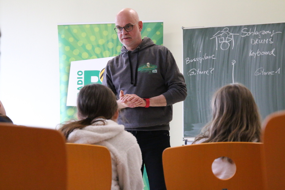 PSR-Radio-Moderator Steffen Lukas unterrichtet am Dienstag an der Oberschule Nordwest Torgau in Nordsachsen.