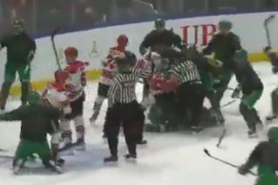 Die Teams der Polizei und der Feuerwehr prügelten gegen Spielende wie wild aufeinander ein.