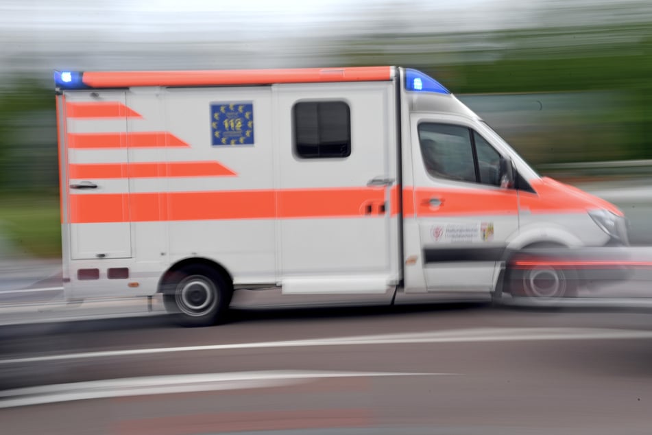 Der verletzte Mann wurde per Hubschrauber ins Krankenhaus gebracht. (Symbolfoto)