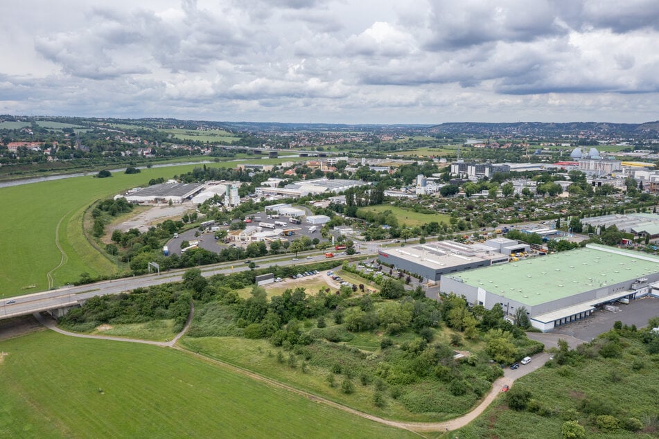 Auf dieser Fläche im Gewerbegebiet Übigau soll das Flusskraftwerk ab Mitte kommendes Jahres gebaut werden.