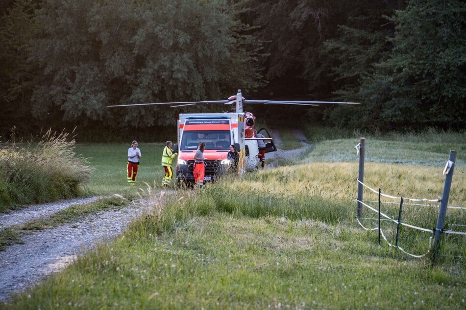 Die Rettungshubschrauber landeten in der Nähe der Kreisstraße.