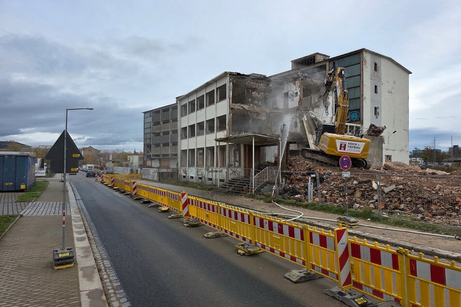 Die Rosenstraße ist wegen der laufenden Abrissarbeiten (Hintergrund) bis Donnerstag halbseitig gesperrt.