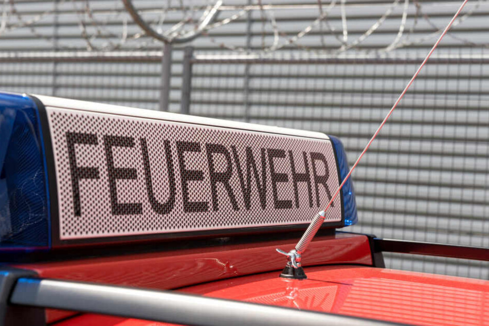 Die Feuerwehr hob den Transporter an und befreite den Mann. (Symbolbild)