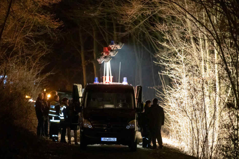 Spurensicherer der Polizei arbeiten an der Böschung, an der die Leiche gefunden wurde.